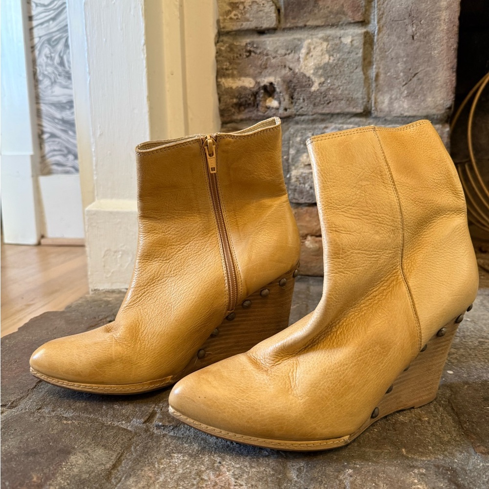 Matisse Pale Yellowish/Tan Leather Wedge Boots